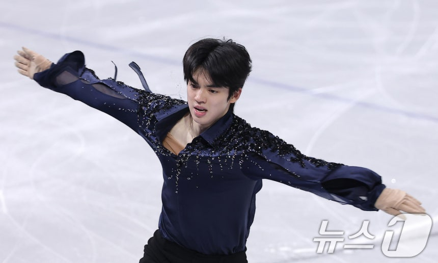  Cha Jun-hwan of the men's figure skating team event (team event) at the 2026 Milan-Cortina D'Ampezzo Winter Olympics at the Ice Skating Arena in Milan, Italy, on the 7th (local time). /Photo = News 1