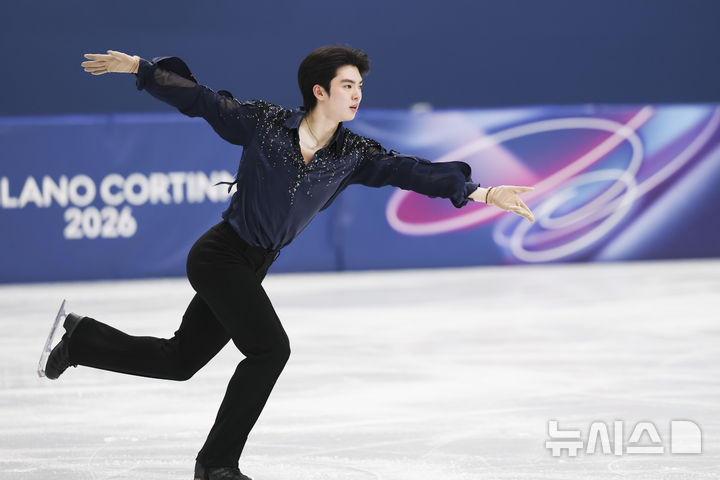  Cha Jun-hwan, a male figure skater, is making a mistake in the men's singles short program at the figure skating team event (team event) at the 2026 Milan-Cortina D'Ampezzo Winter Olympics at the Ice Skating Arena in Milan, Italy, on the 7th (local time). /Photo = Newsis