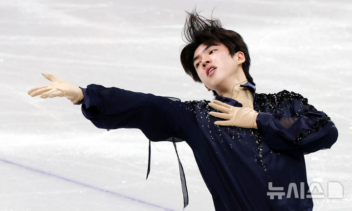  Cha Jun-hwan, a male figure skater, is making a mistake in the men's singles short program at the figure skating team event (team event) at the 2026 Milan-Cortina D'Ampezzo Winter Olympics at the Ice Skating Arena in Milan, Italy, on the 7th (local time). /Photo = Newsis