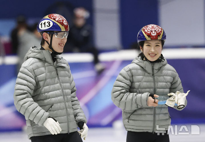 6日（当地时间），短道速滑选手金吉利（右）和林钟彦在意大利米兰冰上竞技场训练场训练途中正在交谈。 =照片=newsis。