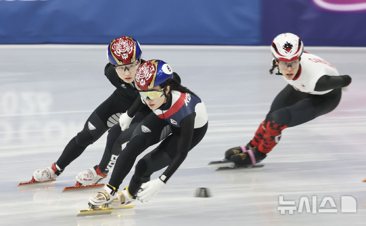 3日（当地时间），短道速滑选手崔敏静和金吉利在意大利米兰冰上竞技场与加拿大国家队选手们进行训练。 =照片=newsis。