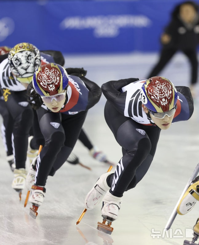 7日,在忠北镇川国家代表选手村举行的米兰科尔蒂纳冬奥会D-30媒体日上,短道速滑选手崔敏静和国家队选手们正在进行训练。 =照片=newsis。
