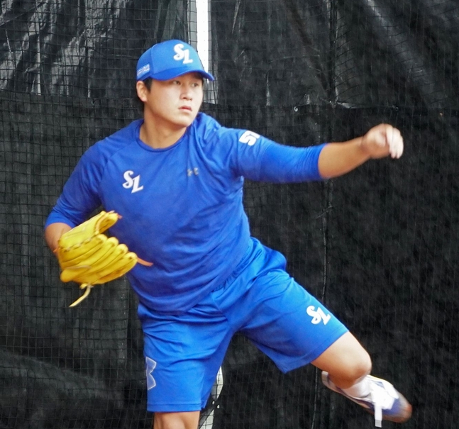 ブルペンピッチングをする左腕の李スンヒョン。 /写真=三星ライオンズ