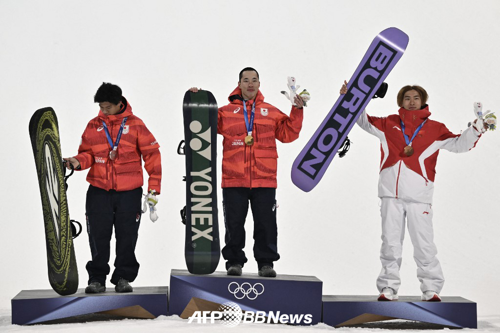 获得2026米兰·科尔蒂纳丹佩佐单板滑雪男子大跳台金牌的木村木原（中）和银牌木田良马（左）以及铜牌苏玉明。 =法新社BBNews=新闻1。