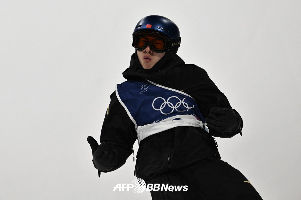 获得2026米兰·科尔蒂纳丹佩佐单板滑雪男子大跳台铜牌的中国选手苏玉明。 =法新社BBNews=新闻1。