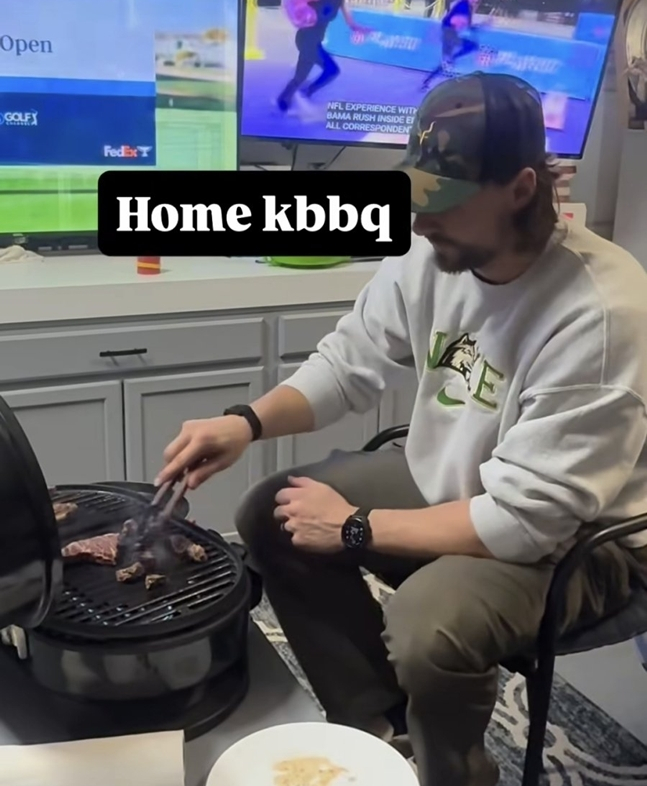 在韩式烤盘上烤肉的WICE。 =照片:怀斯夫人海莉的SNS。