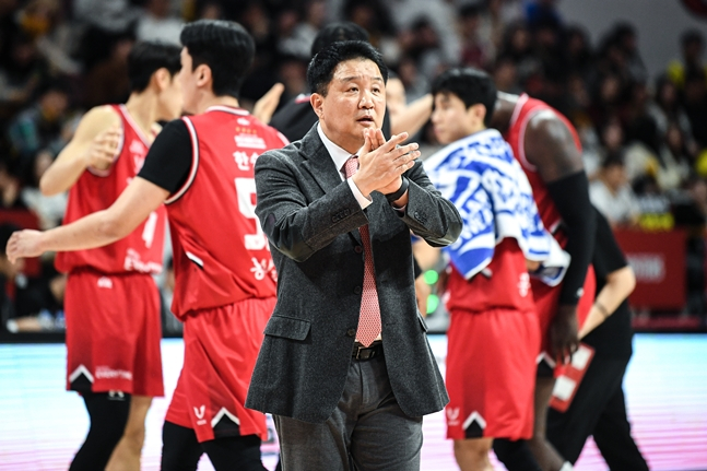 8日，在昌原与LG队的比赛中，主教练俞道勋鼓励球员。 =照片:KBL