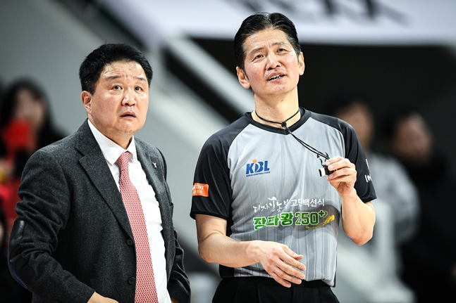 图为主教练刘道勋（左）和裁判张俊赫正在交谈。 =照片:KBL