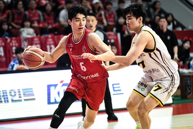 Park Ji-hoon (left) is breaking through against Choi Hyung-chan. /Photo = KBL