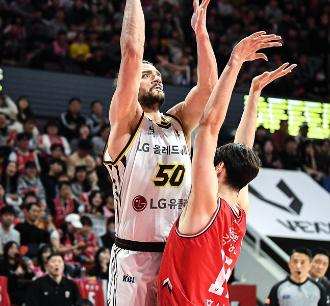 Maray, who dominated the basket with a double-double. /Photo = KBL