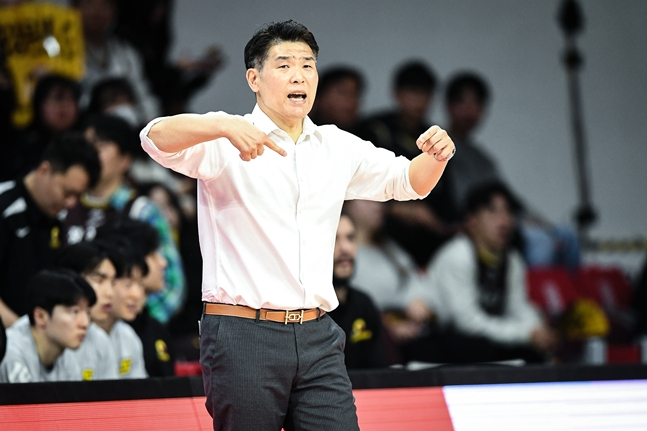 Coach Cho Sang-hyun, who is giving instructions to the operation during the Jeonggwan battle on the 8th. /Photo = KBL