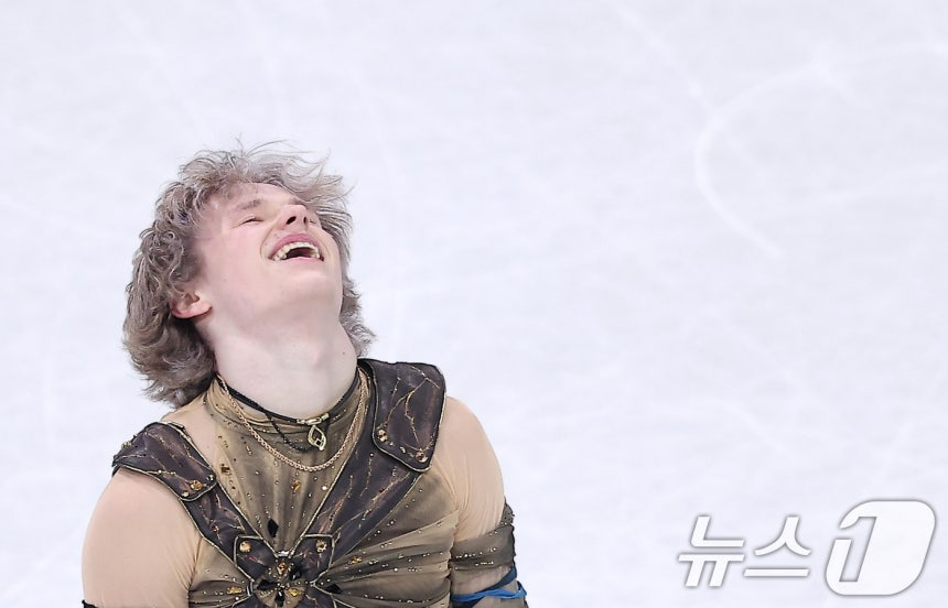 Американский фигурист Илья Малинин сожалеет после выступления в короткой программе у мужчин в мужском одиночном катании на зимних Олимпийских играх 2026 года в Милане, Кортина-д'Ампеццо, которые прошли в Милане, Италия, 7-го числа (по местному времени). /Фото = Новости 1