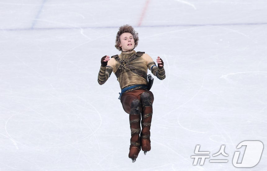 Американский фигурист Илья Малинин выступает в мужской одиночной короткой программе на командных соревнованиях (командных соревнованиях) зимних Олимпийских игр 2026 года в Милане, Кортина-д'Ампеццо, Италия, 7-го числа (по местному времени). /Фото = Новости 1