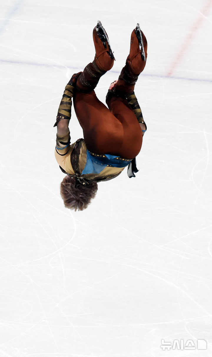  В первый день открытия зимних Олимпийских игр 2026 года в Милане, Кортина-д'Ампеццо, 8-го числа (по местному времени) на арене фигурного катания в Милане, Италия, американский спортсмен Илья Малинин выступает в мужском одиночном катании. /Фото = Newsis