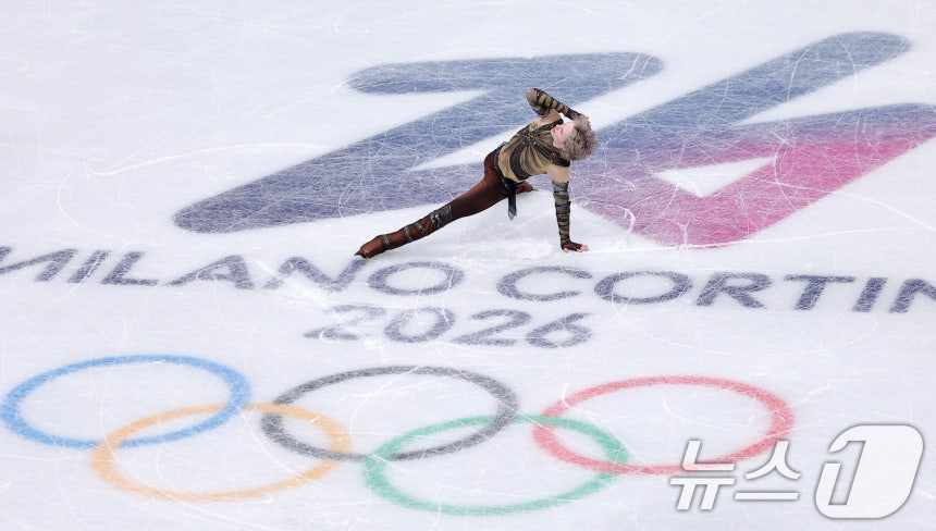 Американский фигурист Илья Малинин выступает в мужской одиночной короткой программе на командных соревнованиях (командных соревнованиях) зимних Олимпийских игр 2026 года в Милане, Кортина-д'Ампеццо, Италия, 7-го числа (по местному времени). /Фото = Новости 1
