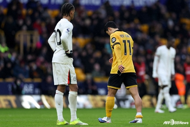 Hwang Hee-chan (11th) is heading to the bench after being replaced during the 25th round match of the English Premier League (EPL) in the 2025-2026 season at Molineux Stadium in England on the 8th (Korea time). /AFPBBNews=News1