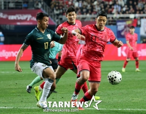 Hwang Hee-chan (right) follows the ball during the match against Bolivia at Daejeon World Cup Stadium. /Photo = Senior Reporter Kang Young-jo