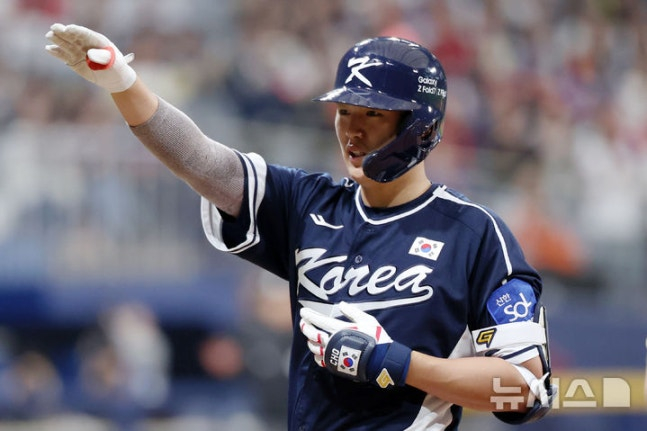 In November last year, Cho Hyung-woo made a hit and celebrated against the Czech Republic in the K-baseball series. /Photo = Newsis