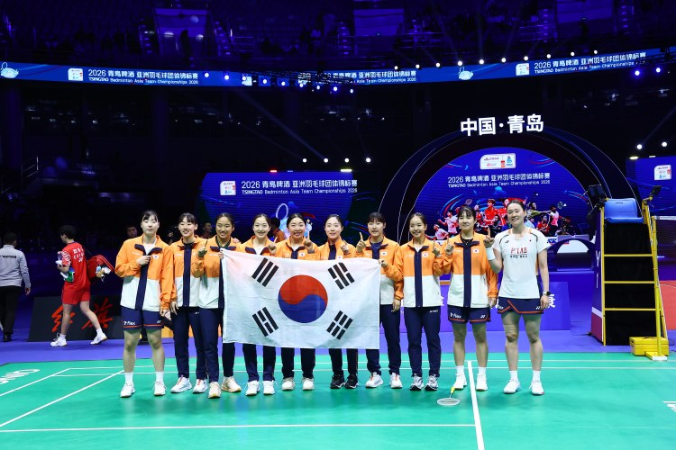 Korean women's badminton team players, who won their first ever championship after defeating China 3-0 in the final of the 2026 Asian Men's and Women's Badminton Team Championship, are taking commemorative photos. /Photo = Courtesy of the Asian Badminton Federation and the Korea Badminton Association