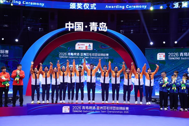 Korean women's badminton team players, who won their first ever championship after defeating China 3-0 in the final of the 2026 Asian Men's and Women's Badminton Team Championship, are taking commemorative photos. /Photo = Courtesy of the Asian Badminton Federation and the Korea Badminton Association