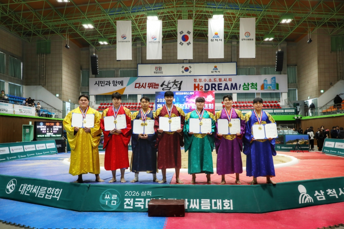 Kim Byung-hee (Đại học Hanlim), Lee Yong-soo (Đại học Ulsan), Ha Sang-won (Đại học Youngnam), Park Joo-hwan (Đại học Ulsan), Kim Min-gyu (Đại học Dong-a), Lee Jae-woong (Đại học Inha) và Kim Dae-il (Đại học Dankook) đang chụp ảnh kỷ niệm. /Ảnh = Hiệp hội đấu vật Hàn Quốc cung cấp