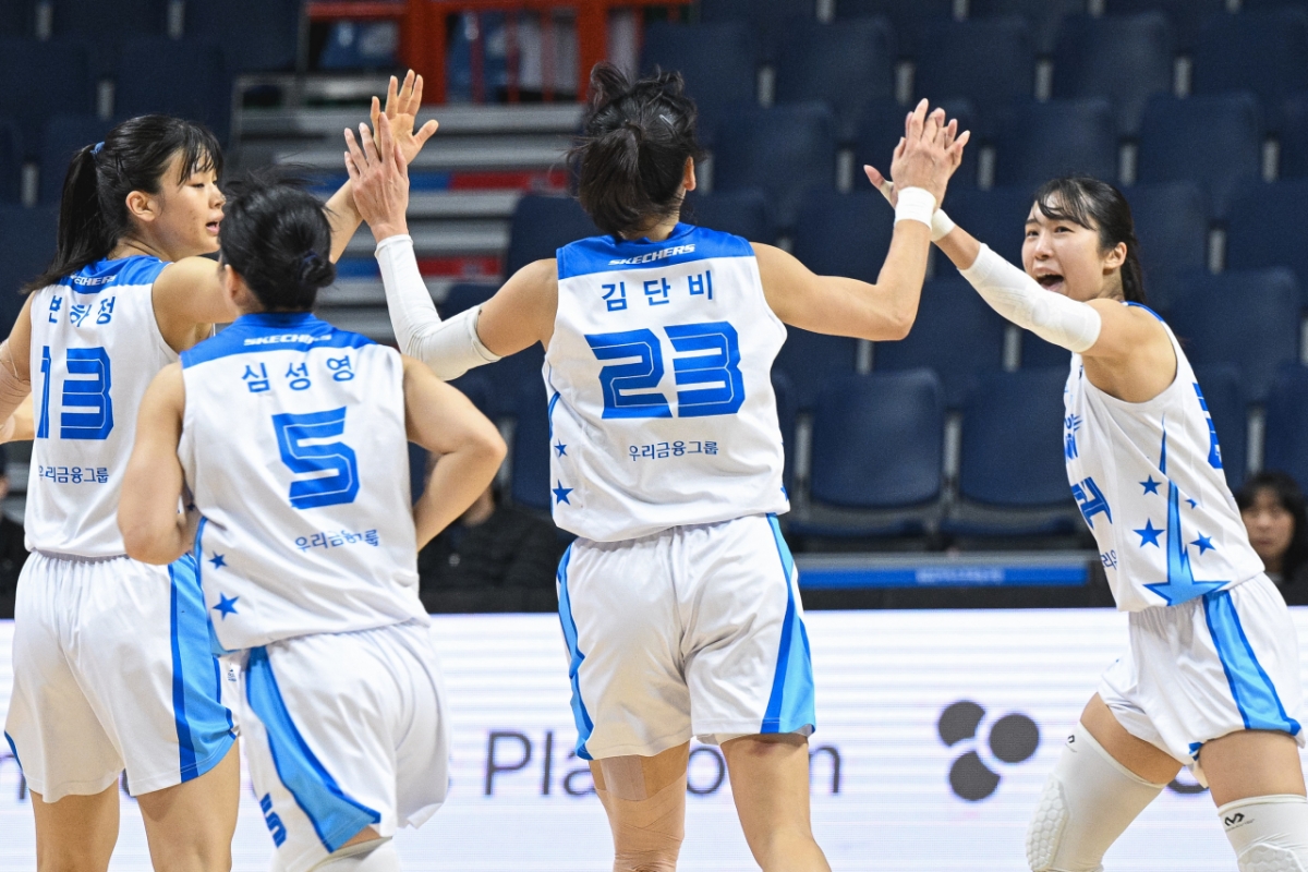 与金丹菲（23号）击掌的友利银行选手们。 =照片=WKBL提供。