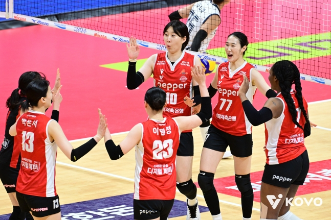 Pepper Savings Bank players are happy together after scoring against the Korea Expressway Corporation on the 8th. /Photo = Courtesy of KOVO