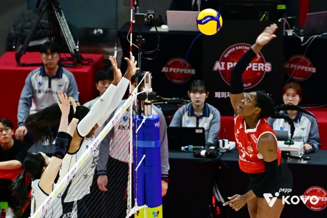 Joey (right) is making a bold attack with two blockers from the Korea Expressway Corporation in front of him. /Photo = Courtesy of KOVO