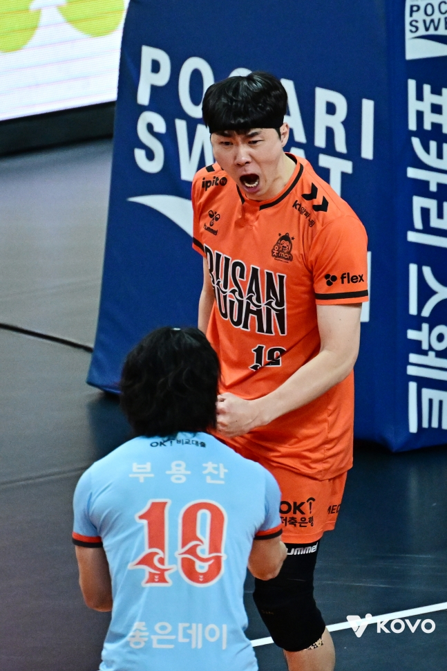 Jeon Kwang-in (right) of OK Savings Bank roars after scoring against Samsung Fire &amp; Marine Insurance on the 8th. /Photo = Courtesy of KOVO