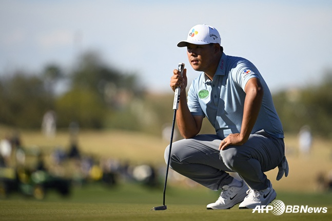 Kim Si-woo reads the putting line in the third round of the WM Phoenix Open on the PGA Tour on the 8th. /AFPBBNews=News1