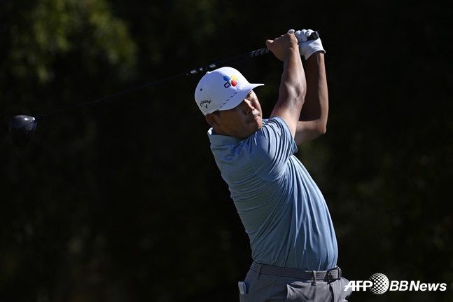 Kim Si-woo is shooting a driver tee shot. /AFPBBNews=News1