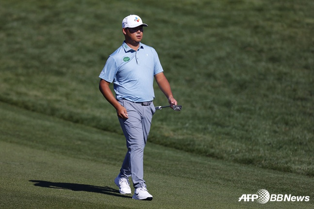 Kim Si-woo is preparing to make a putt. /AFPBBNews=News1