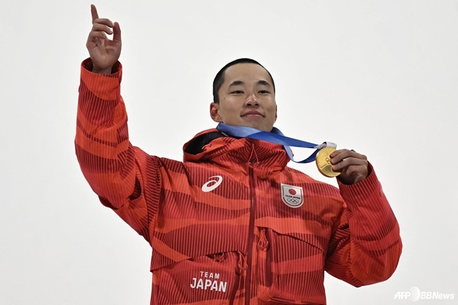 木村キラが金メダルを首にかけてポーズを取っている。 /AFPBBNews=ニュース1