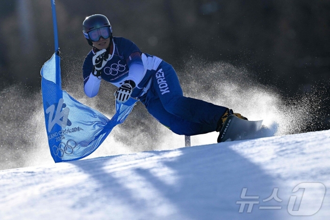 Lee Sang-ho is racing in the preliminary round of the men's parallel snowboard competition at the 2026 Milan-Cortina D'Ampezzo Winter Olympics on the 8th. /AFPBBNews=News1