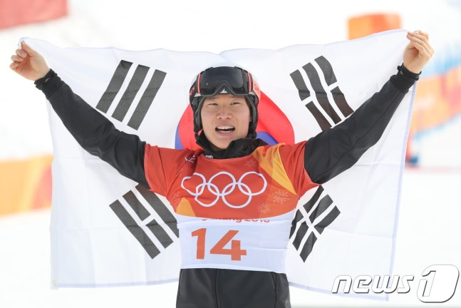 Lee Sang-ho won a silver medal at the 2018 Pyeongchang Winter Olympics and is celebrating the national flag. /Photo = News 1
