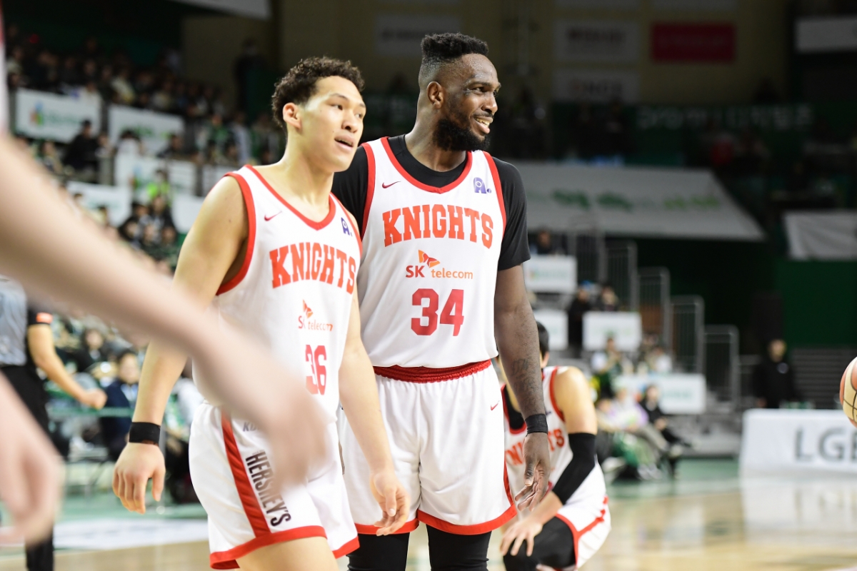 艾迪·丹尼尔（左）和贾米尔·沃尼。 =照片=KBL提供。