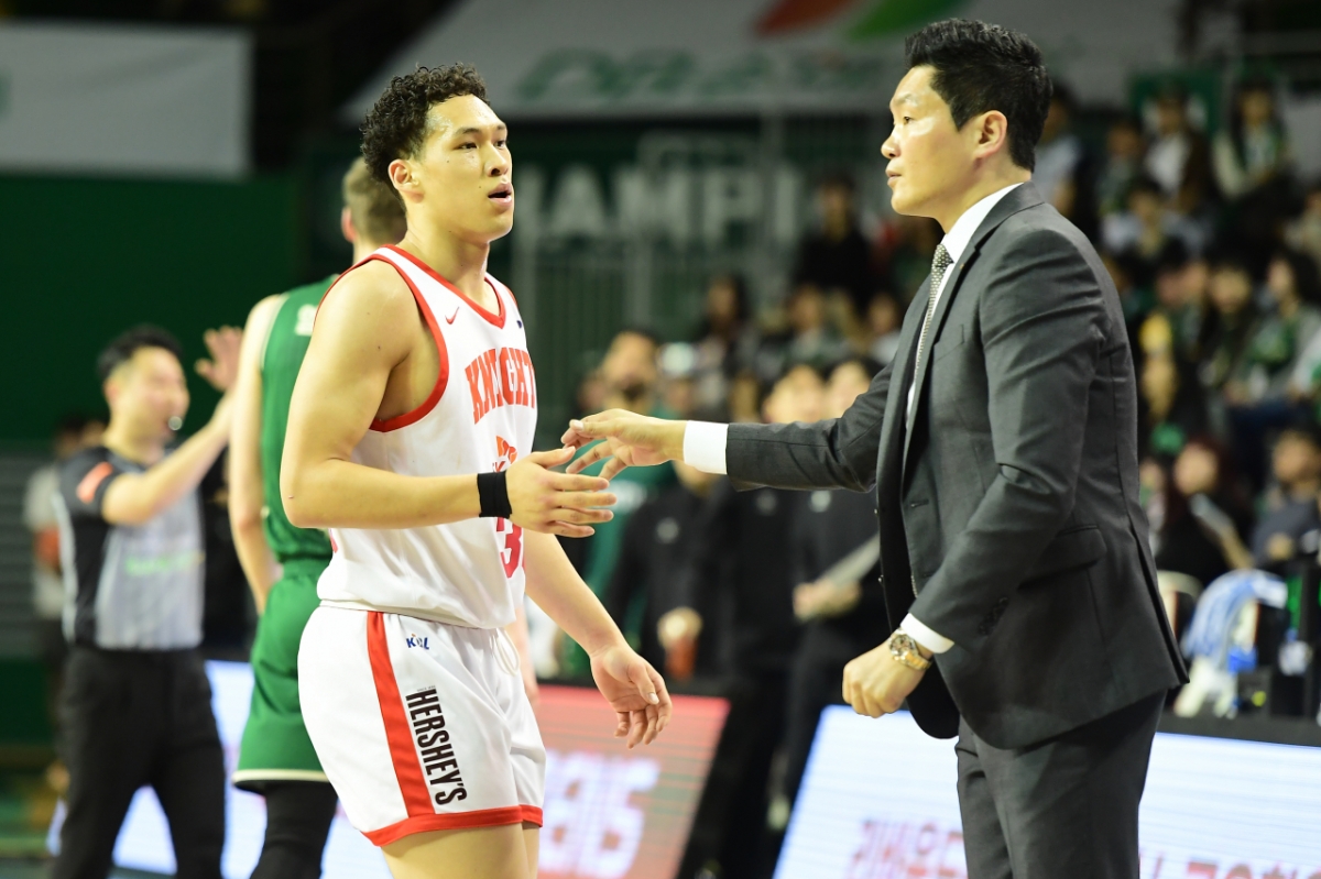 图为丹尼尔（左）和首尔SK队主教练全希澈。 =照片=KBL提供。