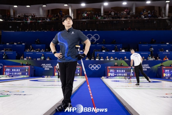 Jeong Young-seok of the national curling mix double team. /AFPBBNews=News1