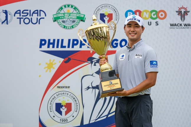Cho Woo-young is lifting the trophy after winning the "Philippines Golf Championship" in the opening match of the Asian Tour on the 8th. /Photo = All That Sports Presented