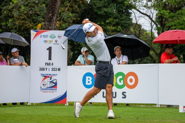 Cho Woo-young is hitting an iron tee shot on the first hole. /Photo = All That Sports Presented
