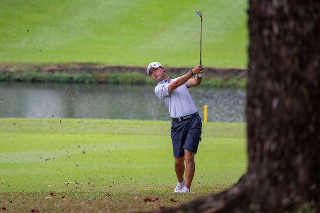 Cho Woo-young is shooting an elaborate iron shot. /Photo = All That Sports Presented