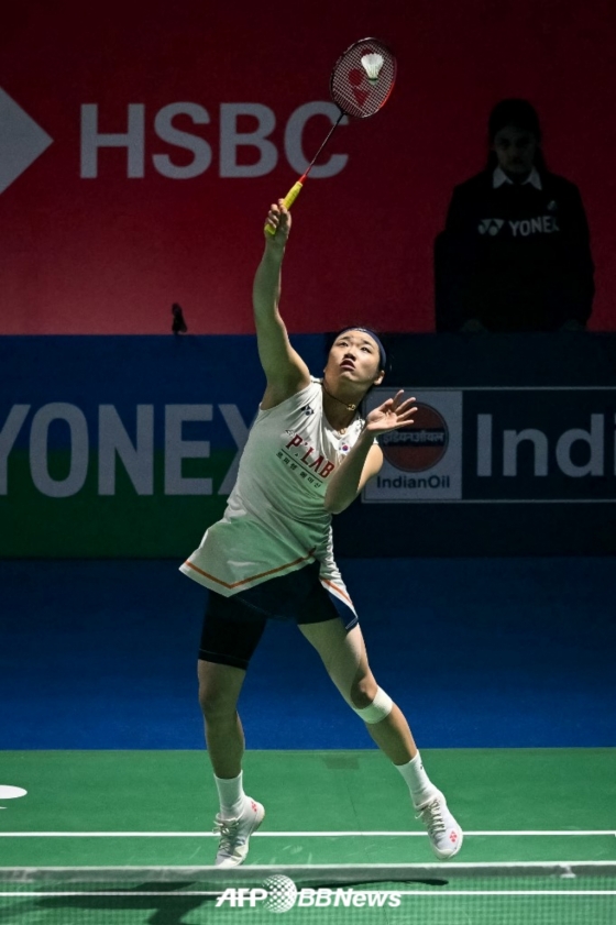 图为安世英在位于印度新德里的英迪拉甘地体育综合体举行的世界羽联(BWF)世界巡回赛超级750印度公开赛女单决赛中，正对阵王祉怡。 =法新社BBNews=新闻1。