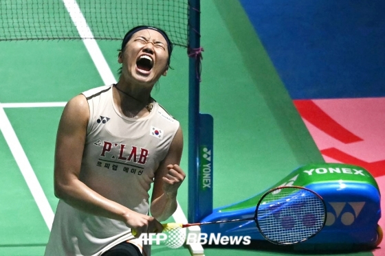 安世英在位于印度新德里的英迪拉甘地体育中心举行的世界羽联(BWF)世界巡回赛超级750印度公开赛女子单打决赛中，以2比0(21-13、21-11)战胜王祉怡后正在咆哮。 =法新社BBNews=新闻1。