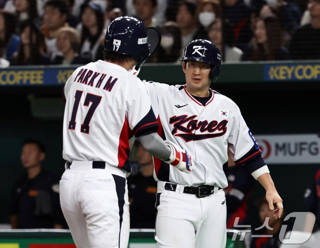 昨年11月16日、日本と強化試合に出たチェ·ジェフン（右）がパク·ヘミンとハイタッチしている。 /写真=ニュース1
