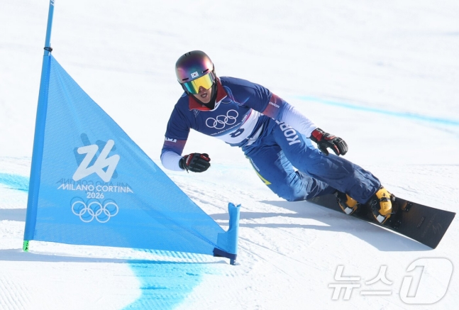 Kim Sang-gyeom is racing in the quarterfinals of the men's parallel snowboard competition at the 2026 Milan-Cortina D'Ampezzo Winter Olympics on the 8th. /Photo = News 1
