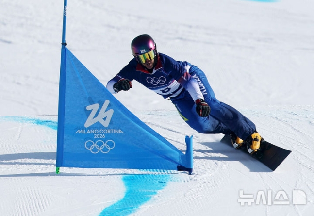 金相谦正在通过奇闻。 =照片=newsis。