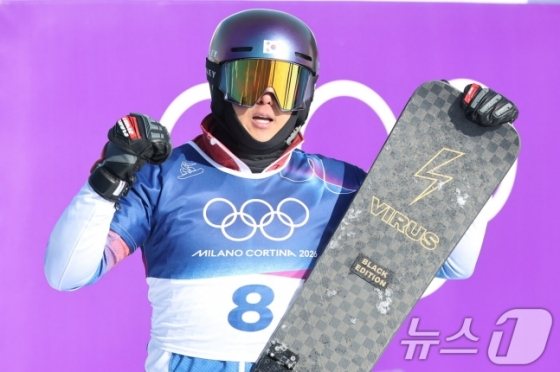 Kim Sang-gyeom clenches his fist after the men's parallel competition at the 2026 Milan-Cortina D'Ampezzo Winter Olympics held at Lvigno Snowpark in Italy on the 8th (Korea time). /Photo = News 1