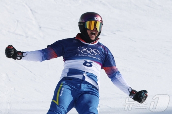 Kim Sang-gyeom roars after passing the final round of the men's parallel competition at the 2026 Milan-Cortina D'Ampezzo Winter Olympics at Lvigno Snowpark in Italy on the 8th (Korea time). /Photo = News 1