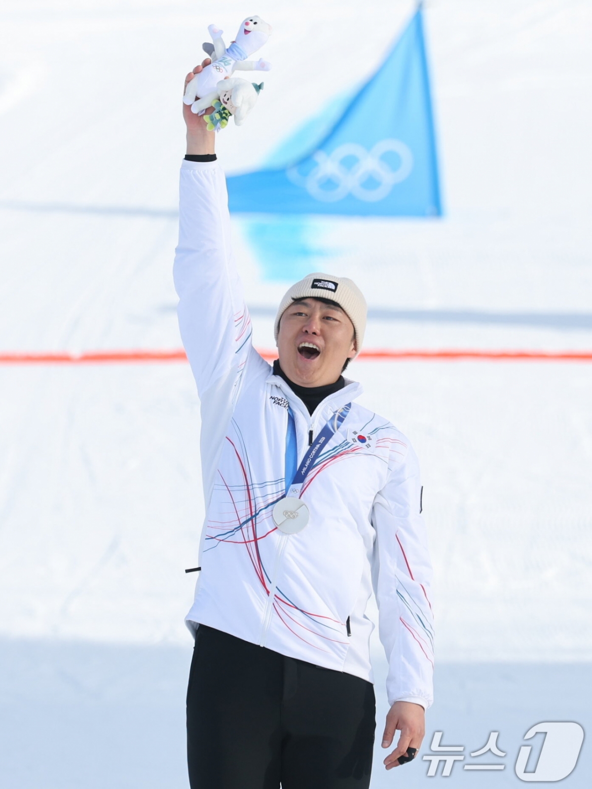 Kim Sang-gyeom is happy to win a silver medal in the men's parallel competition at the 2026 Milan-Cortina D'Ampezzo Winter Olympics held at Lvigno Snowpark in Italy on the 8th (Korea time). /Photo = News 1