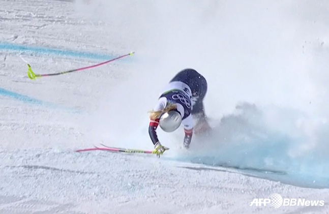 Lindsey Vonn loses her balance and falls during the women's downhill race at the 2026 Milan/Cortina D'Ampezzo Winter Olympics on the 8th. /AFPBBNews=News1